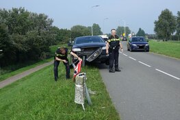 Auto knalt tegen lantaarnpaal in Medemblik