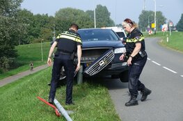 Auto knalt tegen lantaarnpaal in Medemblik