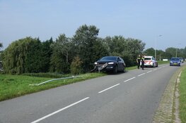 Auto knalt tegen lantaarnpaal in Medemblik