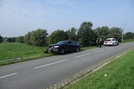 Auto knalt tegen lantaarnpaal in Medemblik