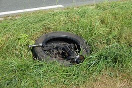 Auto te water na aanrijding in Wognum