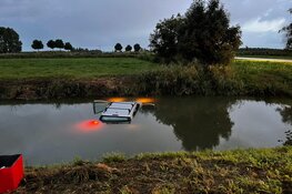 Bestuurder rijdt met auto water in