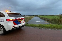 Bestuurder rijdt met auto water in
