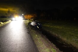 Auto te water in Hoogwoud, bestuurder meegenomen naar bureau