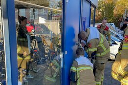 Vrouw zit anderhalf uur vast in fietsenstalling station Enkhuizen