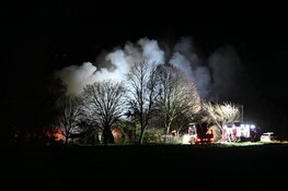 Flinke vlammenzee bij boerderijbrand in Wijdenes