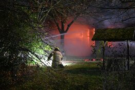 Flinke vlammenzee bij boerderijbrand in Wijdenes