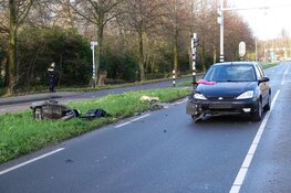 Scootmobieler aangereden door auto: weg dicht en voa onderzoekt
