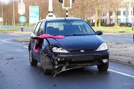 Scootmobieler aangereden door auto: weg dicht en voa onderzoekt