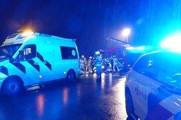 Auto te water in Hoogwoud, bestuurder gewond