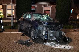 Ravage bij woning in Bovenkarspel; brokkenpiloot knalt tegen huis aan