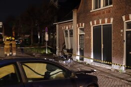 Ravage bij woning in Bovenkarspel; brokkenpiloot knalt tegen huis aan
