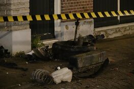 Ravage bij woning in Bovenkarspel; brokkenpiloot knalt tegen huis aan