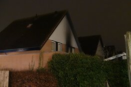 Brand onder luifel van woning Enkhuizen snel onder controle