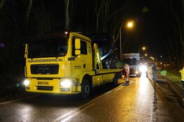 Vrachtwagen rijdt in op file, twee gewonden
