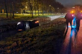 Auto te water in Hoorn, eigenaar duikt plotseling op uit de bosjes