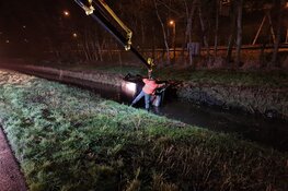 Auto te water in Hoorn, eigenaar duikt plotseling op uit de bosjes