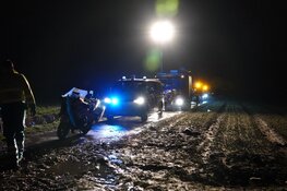 Auto op de kop in sloot in Oostwoud: twee mensen naar het ziekenhuis