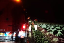 Auto op de kop in sloot in Oostwoud: twee mensen naar het ziekenhuis