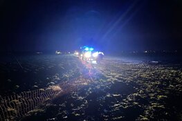 Auto op de kop in sloot in Oostwoud: twee mensen naar het ziekenhuis