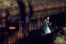 Auto op de kop in sloot in Oostwoud: twee mensen naar het ziekenhuis