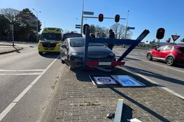 Automobilist rijdt tegen plaatsnaambord