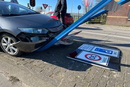 Automobilist rijdt tegen plaatsnaambord
