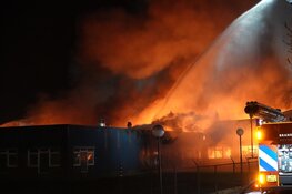 Grote uitslaande brand in bedrijfsverzamelgebouw in Hem