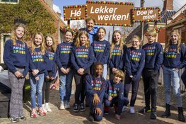 TV-presentator Klaas van Kruistum opent kinderwerkstraat