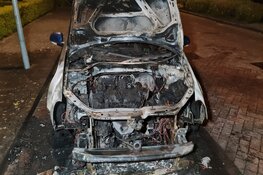 Auto door brand verwoest in Zwaagdijk