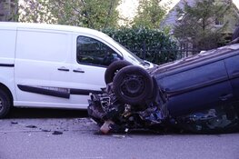 Auto belandt op de kop in Hoogkarspel