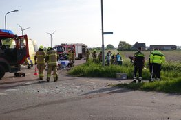 Twee auto's in de sloot na botsing in Andijk