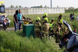 Twee auto's in de sloot na botsing in Andijk