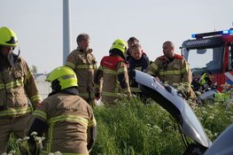 Twee auto's in de sloot na botsing in Andijk