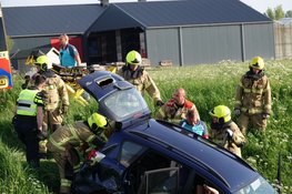 Twee auto's in de sloot na botsing in Andijk