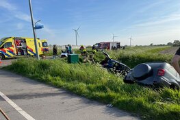 Twee auto's in de sloot na botsing in Andijk