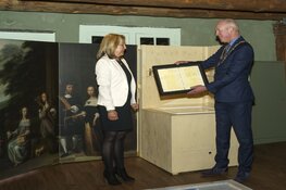 Burgemeester Enkhuizen opent Pakhuis vol verhalen - Aankoopbewijs Cornelis Valentijn op z'n plek op Peperzolder