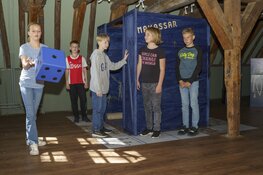 Burgemeester Enkhuizen opent Pakhuis vol verhalen - Aankoopbewijs Cornelis Valentijn op z&#39;n plek op Peperzolder