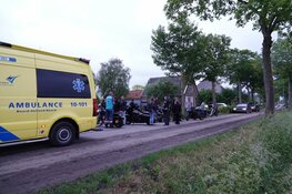 Prut op de weg in Westwoud, motorrijders onderuit