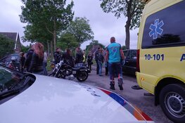 Prut op de weg in Westwoud, motorrijders onderuit