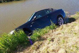 Auto te water in Medemblik, bestuurder ongedeerd