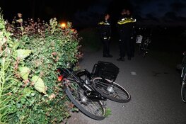 Twee fietssters naar ziekenhuis gebracht na frontale aanrijding op fietspad in Andijk