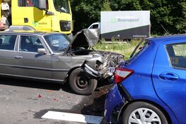 Twee auto's in botsing met vrachtwagen op Provincialeweg
