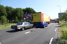 Twee auto's in botsing met vrachtwagen op Provincialeweg