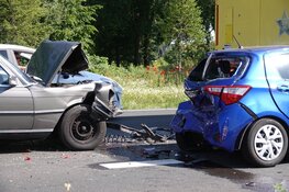 Twee auto's in botsing met vrachtwagen op Provincialeweg