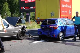 Twee auto's in botsing met vrachtwagen op Provincialeweg