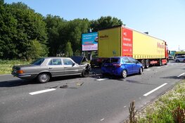 Twee auto's in botsing met vrachtwagen op Provincialeweg