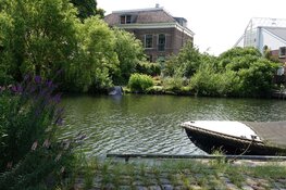 Auto te water in Hoorn, medewerkers gemeente schieten te hulp