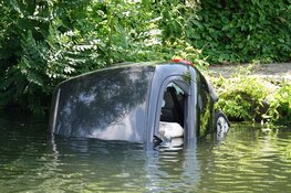 Auto te water in Hoorn, medewerkers gemeente schieten te hulp