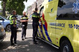 Auto te water in Hoorn, medewerkers gemeente schieten te hulp